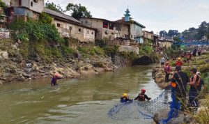 Seorang Anak Hanyut Usai Loncat ke Sungai Ciliwung, Hingga Kini Belum Ditemukan