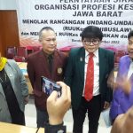 SAMPAIKAN TUNTUTAN: Pernyataan sikap Organisasi Profesi Kesehatan Jawa Barat di Kantor PPNI Jabar, Senin 14 November 2022.
