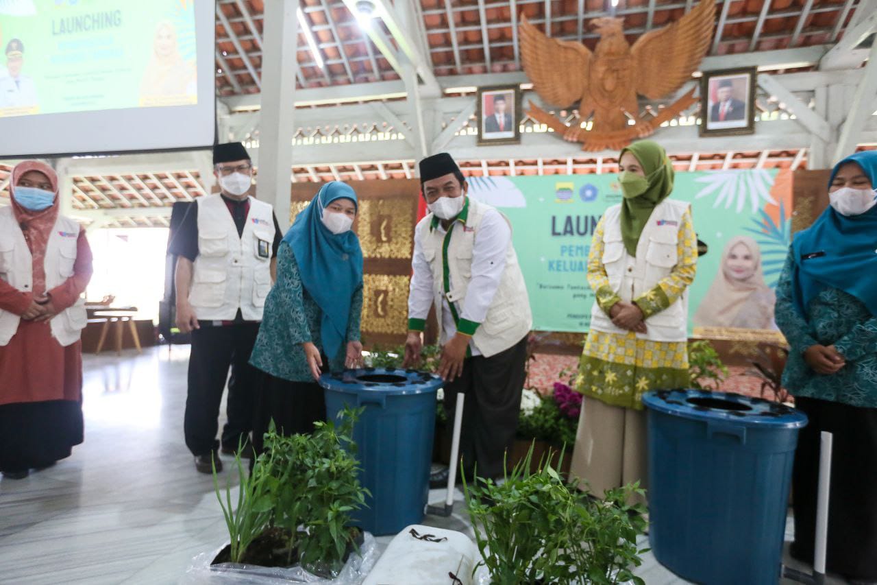 LUNCURKAN PROGRAM: Ketua TP PKK Kota Bandung, Yunimar Yana Mulyana saat peluncuran Pemberdayaan Keluarga Tanginas untuk perangi stunting di Bandung, Rabu 16 November 2022.