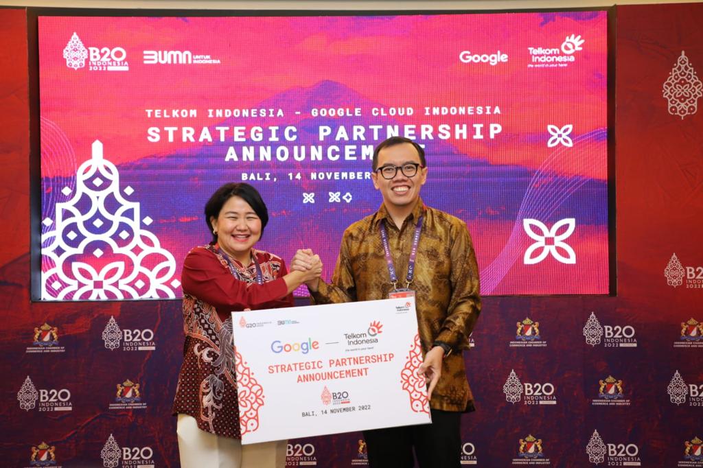 Direktur Digital Bisnis Telkom M. Fajrin Rasyid (kanan) dan Country Director Google Cloud Indonesia Megawaty Khie (kiri) pada acara Strategic Partnership Announcement antara Telkom dan Google di Nusa Dua, Bali (14/11).