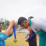 Pengalungan medali tim cabor kAbupaten Bandung yang sukses jadi juara umum dayung di PorProv Jabar 2022