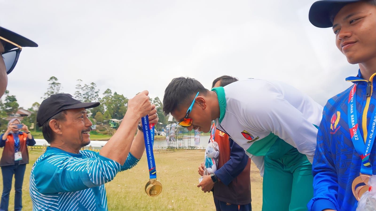Pengalungan medali tim cabor kAbupaten Bandung yang sukses jadi juara umum dayung di PorProv Jabar 2022