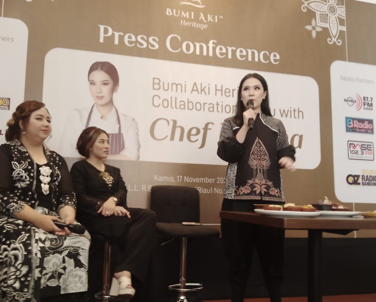 Chef Devina saat soft launching Bumi Aki Heritage Bandung, Kamis 17 November 2022.