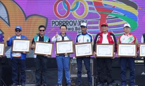 Deretan Kepala daerah menerima piagam penghargaan atas prestasi para atletnya saat Penutupan Porprov Jabar 2022,