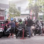 ANTREAN: Sejumlah pengendara motor saat mengantre untuk mendapatkan pelayanan BBM di salah satu SPBU di Kota Bandung.