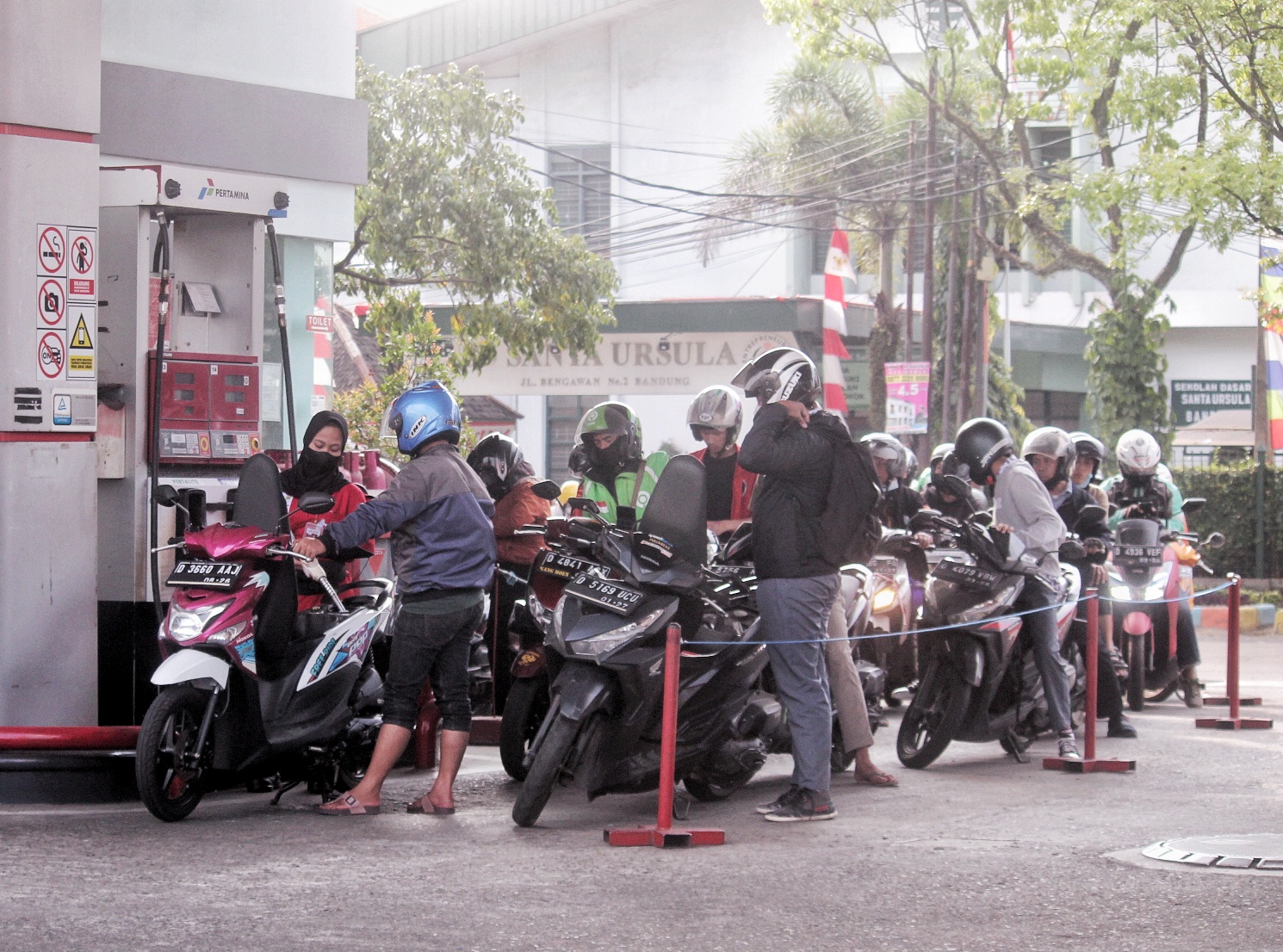 ANTREAN: Sejumlah pengendara motor saat mengantre untuk mendapatkan pelayanan BBM di salah satu SPBU di Kota Bandung.