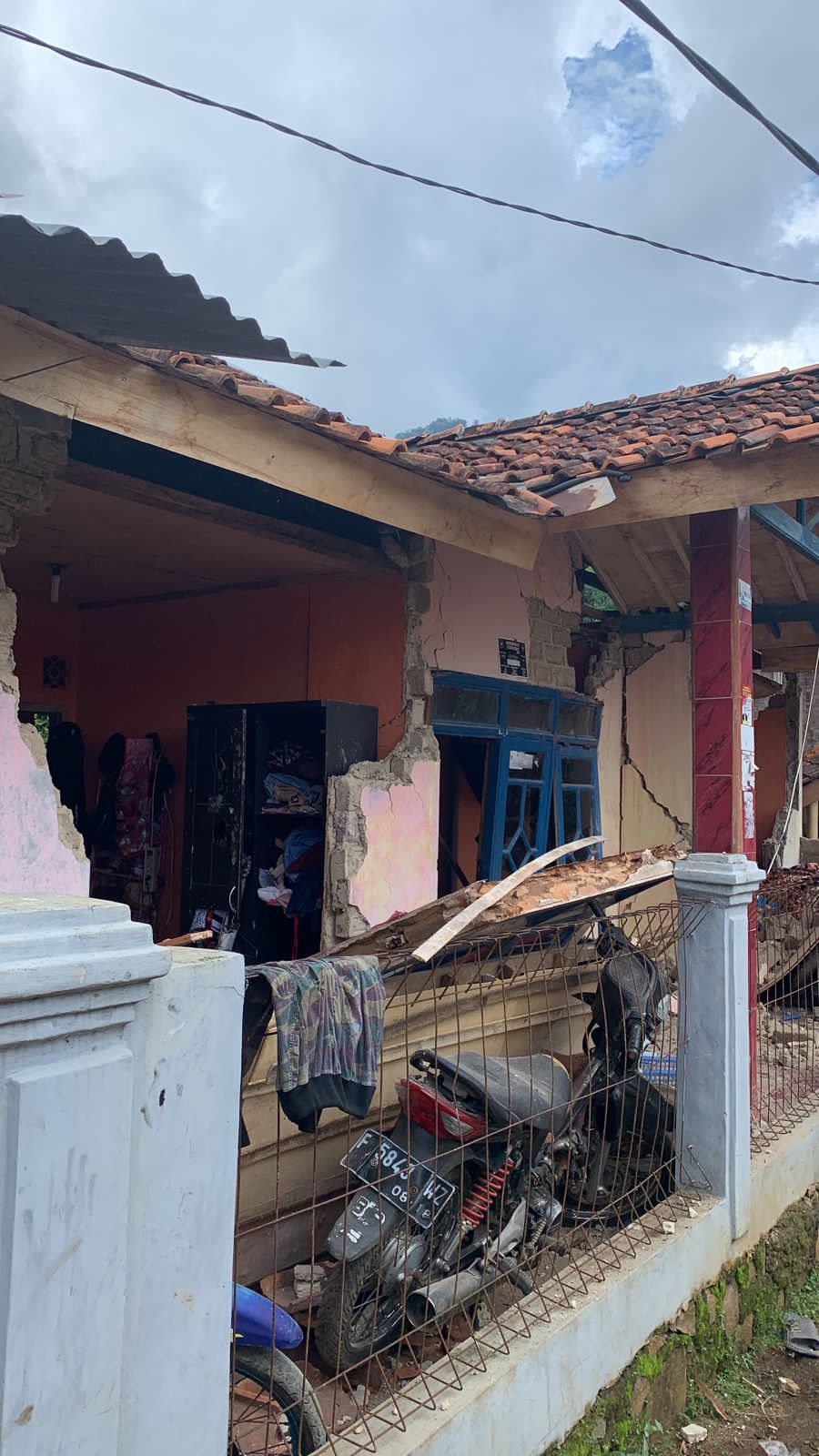 Kondisi rumah warga yang mengalami rusak parah akibat dampak gempa di Cianjur