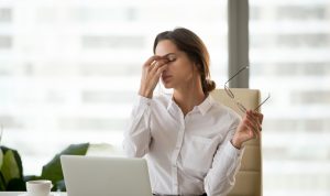 Mengatasi Kelelahan Mata Akibat Terlalu Lama Menatap HP dan Komputer