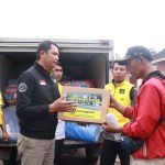 Manager Regional PT Waroeng Steak Indonesia wilayah Jawa Barat, Wahid Abdul Manap menyampaikan secara langsung bantuan kemanusiaan untuk korban gempa Cianjur. (ist)