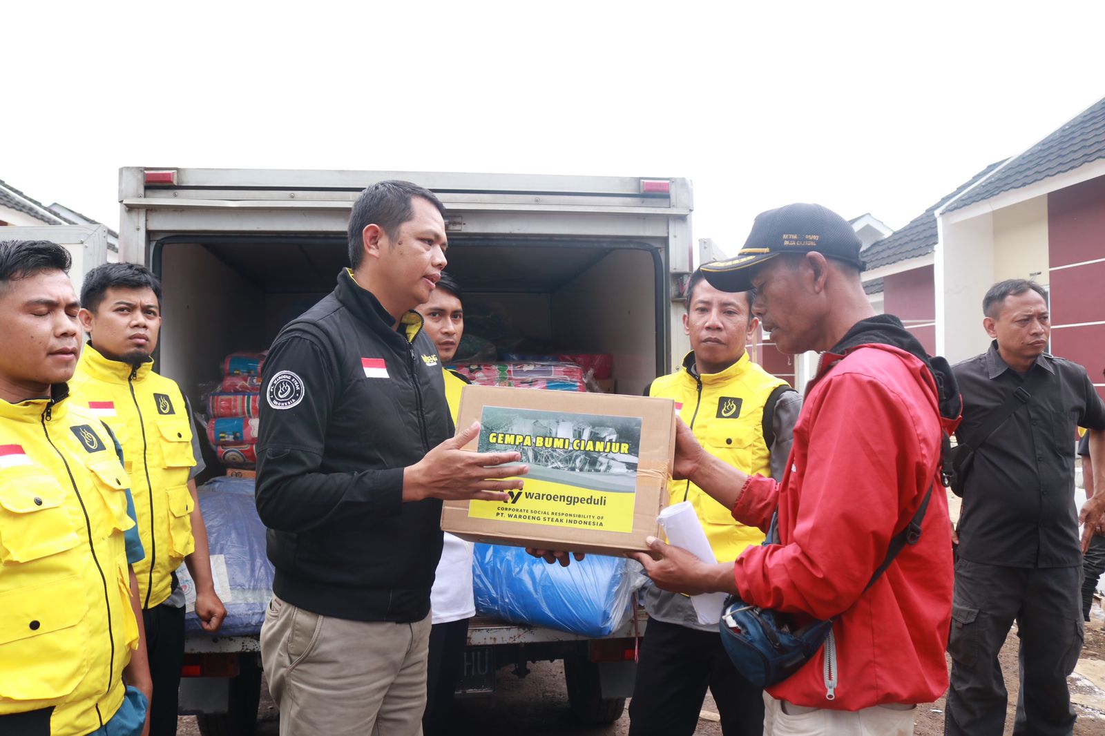 Manager Regional PT Waroeng Steak Indonesia wilayah Jawa Barat, Wahid Abdul Manap menyampaikan secara langsung bantuan kemanusiaan untuk korban gempa Cianjur. (ist)