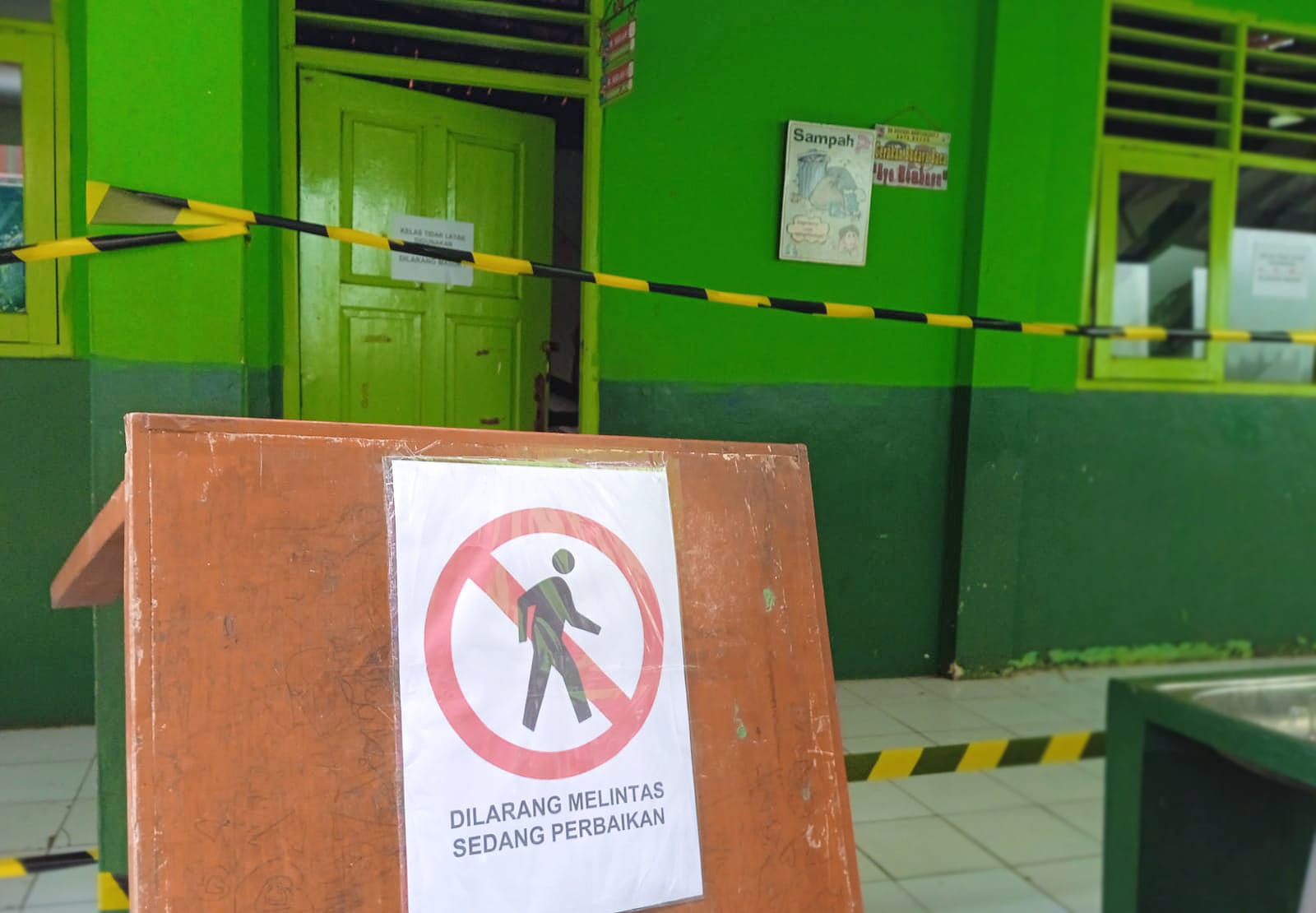 Sejumlah ruangan kelas di SDN 9 Bantarjati Kota Bogor diberi garis pembatas karena dinilai rawan. (Yudha Prananda/Jabar Ekspres)