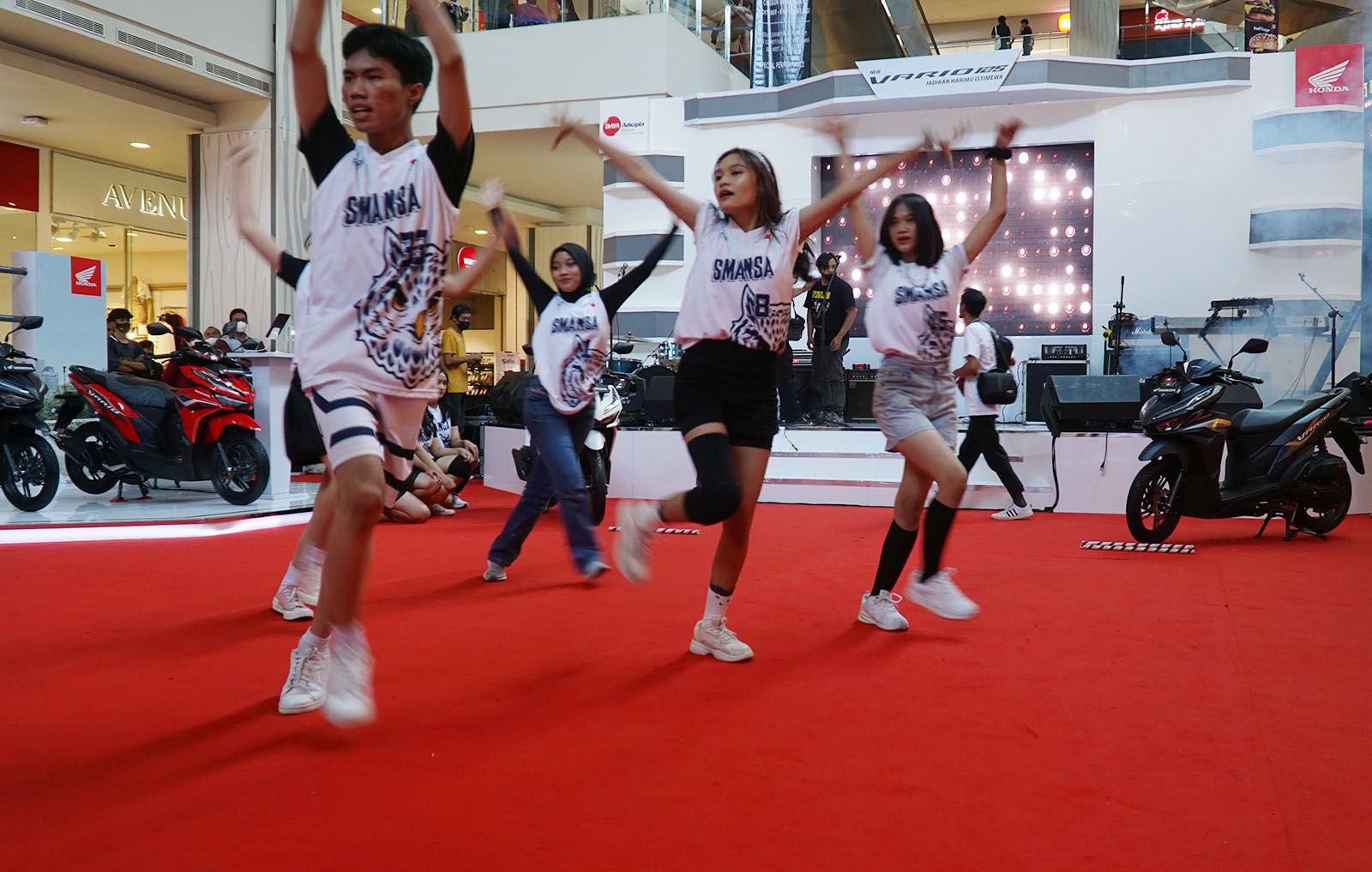 Salah satu rangkaian aktivitas yaitu Dance Competition di acara peluncuran New Honda Vario 125.