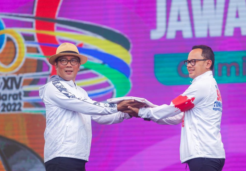SIMBOLIS: Gubernur Jawa Barat, Ridwan Kamil menyerahkan bendera KONI kepada Wali Kota Bogor Bima Arya sebagai tuan rumah penyelenggara Porprov Jabar 2026. (DOK/HUMPRO FOR JABAR EKSRPES)