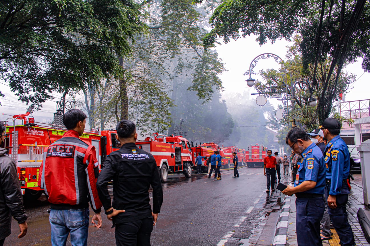 PADAMKAN API: Sebanyak 16 mobil pemadam kebakaran dikerahkan saat terjadi kebakaran di Kantor Bappelitbang Kota Bandung, Senin, 7 Noverber 2022. (KOLID/JABER EKPSRES)