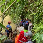 HILANG NYAWA: Petugas saat mengevakuasi mayat berjenis kelamin perempuan di Sungai Sukahati, Kabupaten Bogor. (DOK/POLSEK CIBINONG FOR JABAREKSPRES)