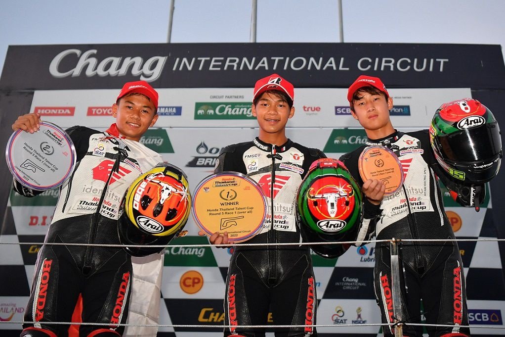 Pebalap binaan AHM, Decksa Almer Alfarezel (Kiri) berhasil meraih podium kedua pada race pertama putaran ke-5 di ajang Thailand Talent Cup (TTC) yang digelar di Chang International Circuit - Thailand (4-5/11).  