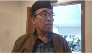 GERAM: Anggota DPRD Komisi I dari Fraksi Demokrat Koswara Suzaenal geram dengan atribut parpol dirusak oleh orang tak bertanggung jawab.