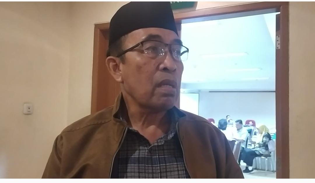 GERAM: Anggota DPRD Komisi I dari Fraksi Demokrat Koswara Suzaenal geram dengan atribut parpol dirusak oleh orang tak bertanggung jawab.