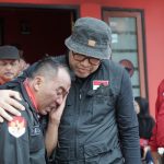 PEDULI KORBAN: Ketua DPD PDI Perjuangan Jawa Barat Ono Surono saat mengunjungi penampungan korban gempa Cianjur, Selasa 22 November 2022.
