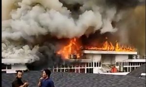 KOBARAN API: Kebakaran di Kota Bandung telah memporak-porandakan Gedung Bappelitbang di area Balai Kota Bandung, Senin 7 November 2022. AKMAL/JABAR EKSPRES