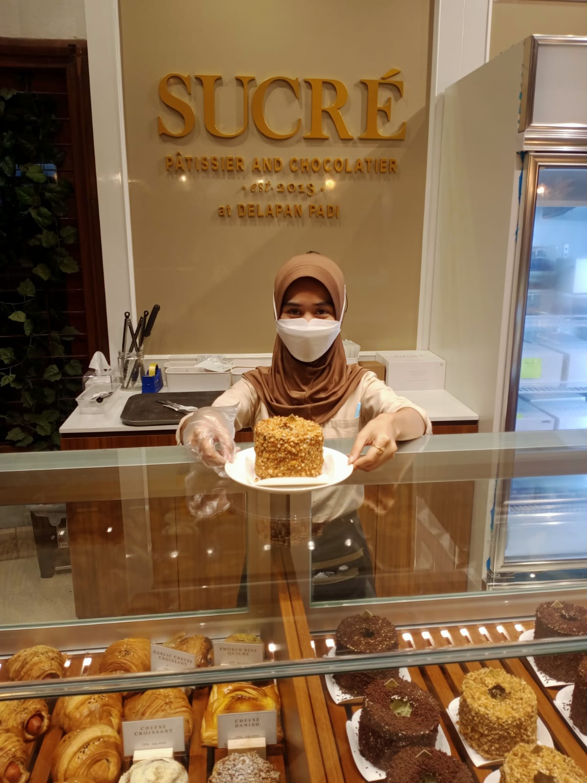 SUCRE Patissier kini membuka gerai ketiga yang berlokasi di Jalan Dipatiukur No. 8, Kota Bandung