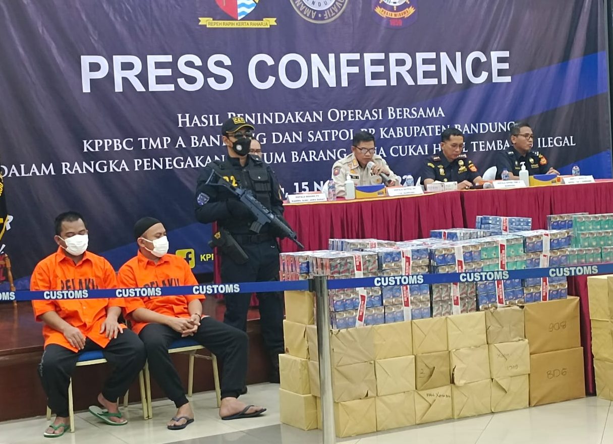 Bea Cukai Bandung berhasil mengamankan sebanyak 576.640 batang rokok ilegal, dari dua orang pelaku di wilayah Kabupaten Bandung.