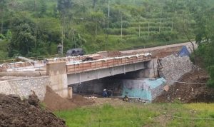 Belum juga diresmikan, proyek pembangunan jembatan Tajim yang menghubungkan Kecamatan Sindagkerta dan Kecamatan Gununghalu mengalami retak