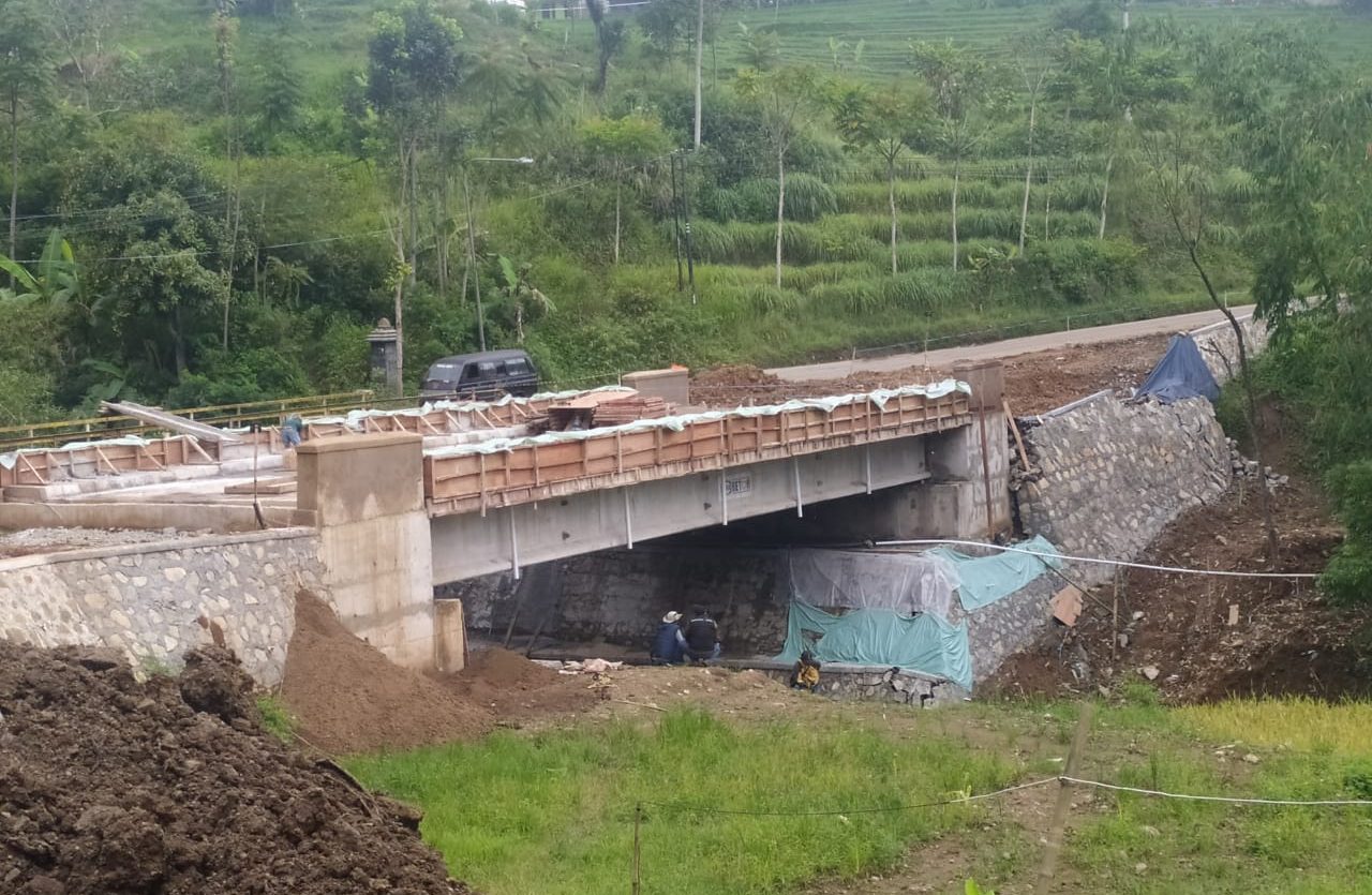 Belum juga diresmikan, proyek pembangunan jembatan Tajim yang menghubungkan Kecamatan Sindagkerta dan Kecamatan Gununghalu mengalami retak