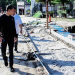 TINJAU PROYEK: Wali Kota Bogor, Bima Arya saat mengecek lokasi pembangunan pendestrian BMC di Jalan Pajajaran Indah V, Kota Bogor. (Yudha Prananda/Jabar Ekspres)