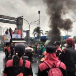 SAMPAIKAN TUNTUTAN: Ratusan buruh saat melakukan aksi di depan Kompleks Pemerintah Kabupaten Bogor, Jumat (11/11). (Sandika Fadilah/JabarEskpres.com)