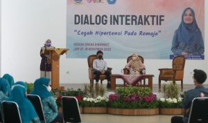 ORASI: Ketua TP PKK Kota Bandung, Yunimar Mulyana saat memberikan penjelsan terkait bahaya penyakit hipertensi.
