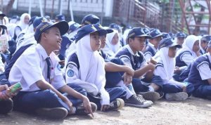 JAGA PROKES: Siswa SMPN 1 Gununghalu dalam kegiatan literasi sekolah. Kenaikan kasus korona, sekolah wajib terapkan prokes ketat. (ILUSTRASI/ISTIMEWA).