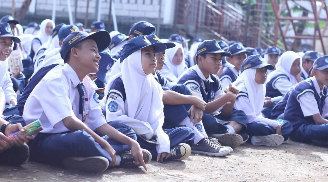 JAGA PROKES: Siswa SMPN 1 Gununghalu dalam kegiatan literasi sekolah. Kenaikan kasus korona, sekolah wajib terapkan prokes ketat. (ILUSTRASI/ISTIMEWA).