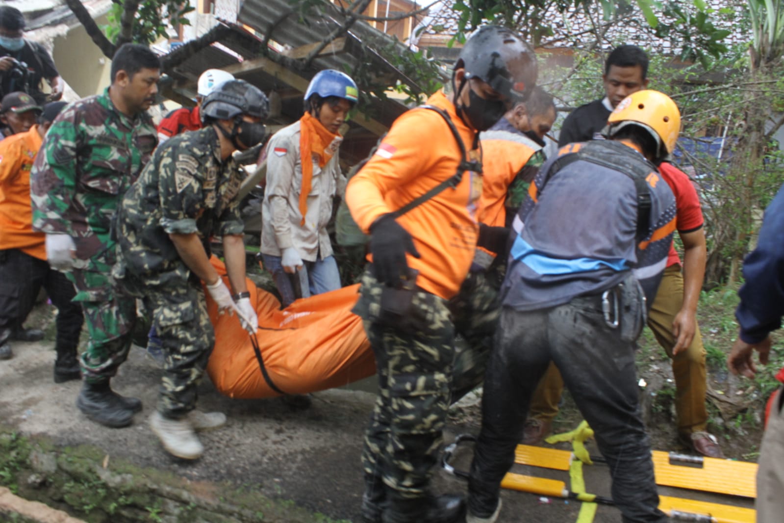 Dapat Firasat Terjadinya Gempa Sebuah rumah lantai tiga di Kampung Cibereum Kaler RT 04 RW 01, Desa Cibereum,Kabupaten Cianjur
