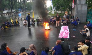 GELAR AKSI: Sejumlah mahasiswa saat unjuk rasa di depan kantor Pemkab Bogor, Senin 14 November 2022. (Sandika Fadilah/Jabarekspres.com)