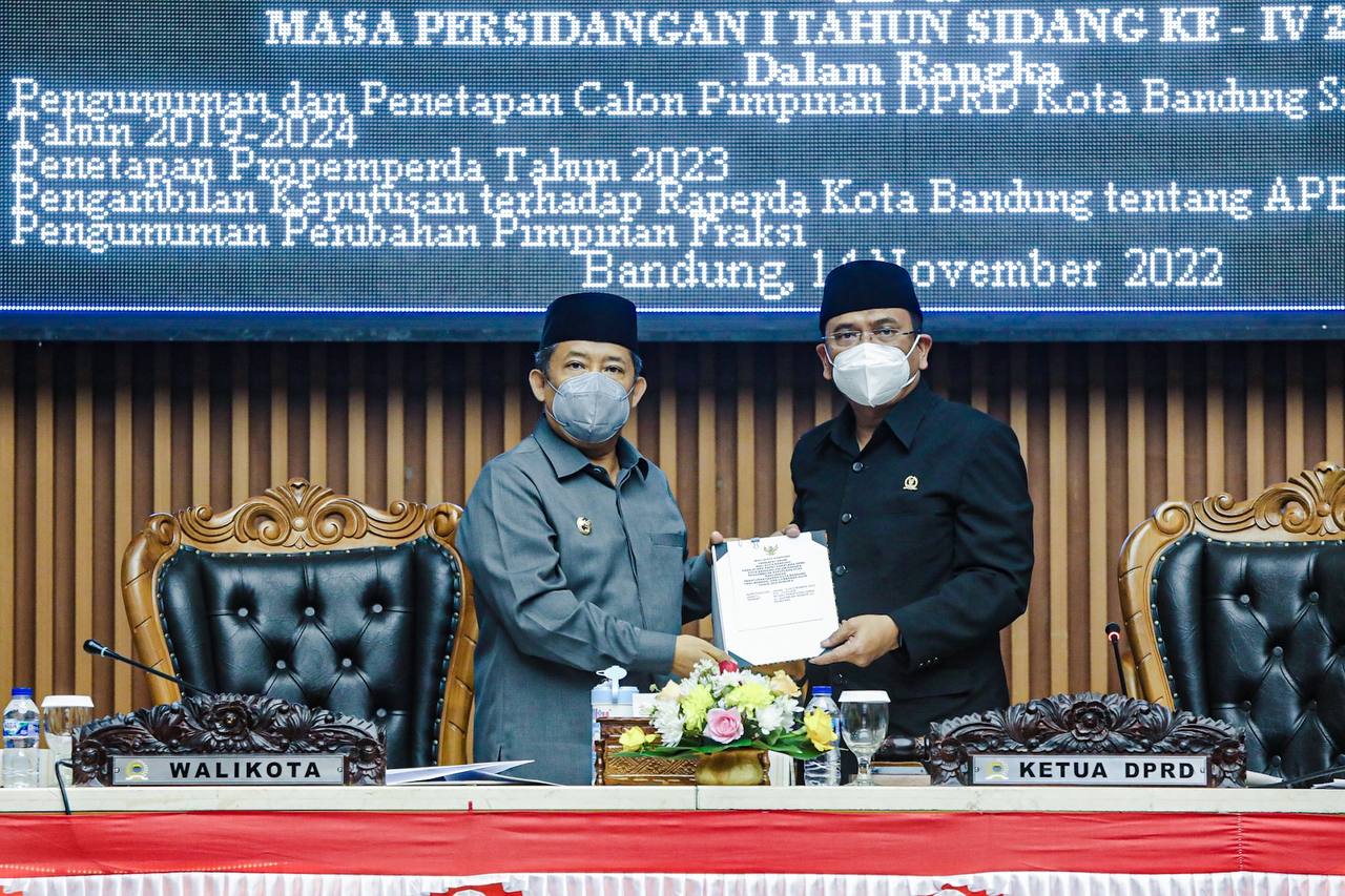 SEJAHTERAKAN GURU AGAMA: Wali Kota Yana Mulyana bersama Ketua DPRD Kota Bandung Tedy Rusmawan menunjukkan dokumen kesepakatan mengenai dana hibah Bandung guru keagamaan.