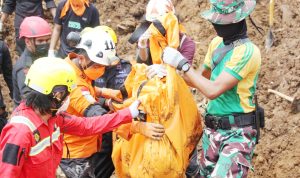 LAKUKAN EVAKUASI: Tim gabungan saat mengangkat jenazah yang tertimbun karena gempa bumi di Kabupaten Cianjur. (DOK. TIM SAR)