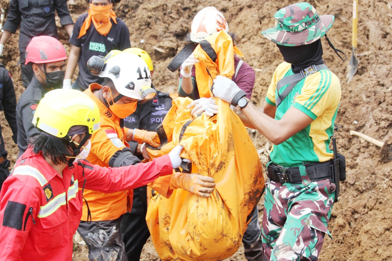 LAKUKAN EVAKUASI: Tim gabungan saat mengangkat jenazah yang tertimbun karena gempa bumi di Kabupaten Cianjur. (DOK. TIM SAR)