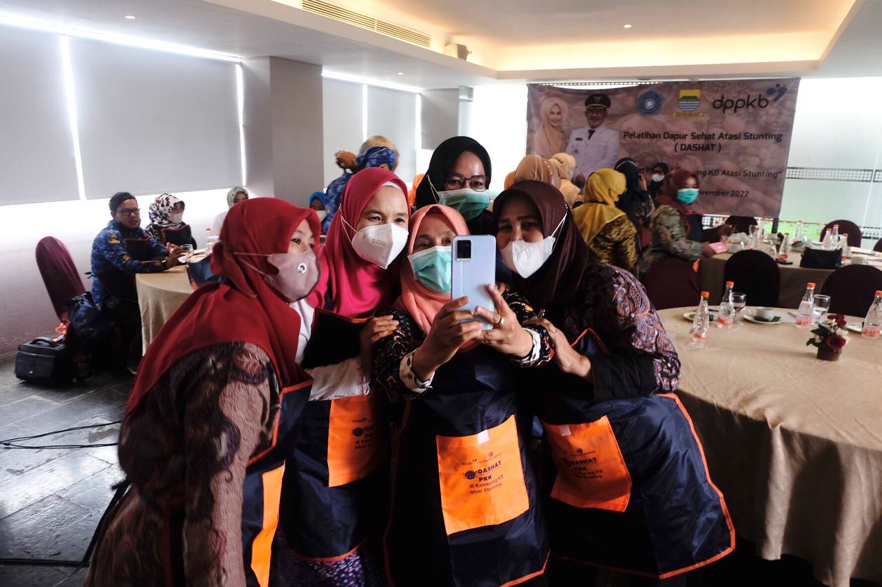 KOMPAK: Ibu-ibu PKK Bandung foto bersama di sela-sela acara Kegiatan Dapur Sehat Atasi Stunting (Dashat), Kamis 17 November 2022.