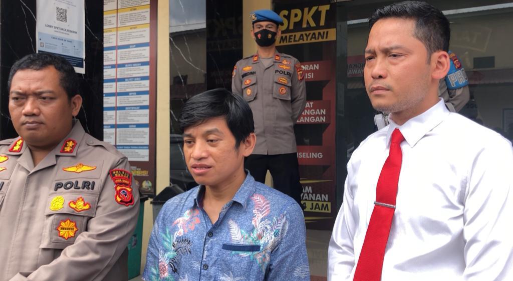 TERJERAT HUKUM: Urip Saputra, perekayasa mayat hidup di Bogor meminta maaf di Mako Polres Bogor, Senin 21 Nnovember 2022. (SANDIKA FADILAH/JABAREKSPRES.COM)