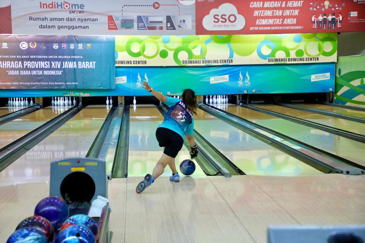 ADU SKILL: Salah seorang atlet Kabupaten Bogor melemparkan bowling pada Pekan Cabang Olahraga Bowling Provinsi IV Jawa Barat.