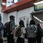 BEPERGIAN: Antrean penumpang saat hendak memasuki area peron di Stasiun Kereta Api Indonesia Daop 2 Bandung. (KHOLID/JABAR EKSPRES)