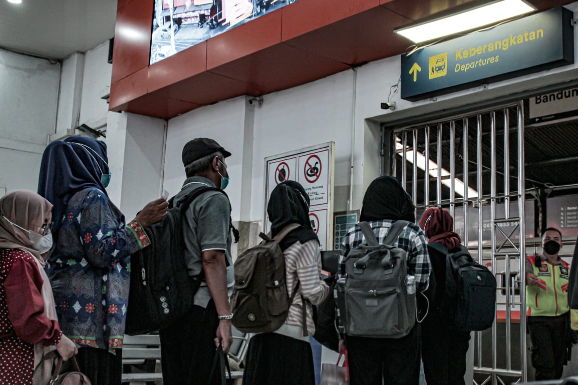 BEPERGIAN: Antrean penumpang saat hendak memasuki area peron di Stasiun Kereta Api Indonesia Daop 2 Bandung. (KHOLID/JABAR EKSPRES)