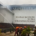SI JAGO MERAH: Petugas pemadam Kebakaran terus memadamkan api yang melalap Gedung Bappelitbang Kota Bandung pukul 10.30 WIB, Senin, 7 November 2022 gedung Bappelitbang Kota Bandung.