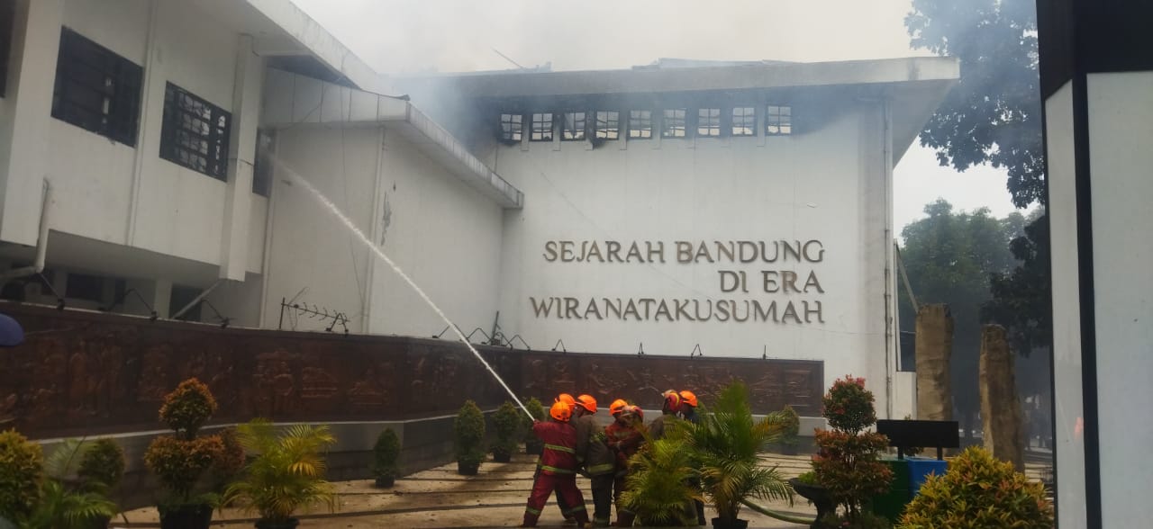 SI JAGO MERAH: Petugas pemadam Kebakaran terus memadamkan api yang melalap Gedung Bappelitbang Kota Bandung pukul 10.30 WIB, Senin, 7 November 2022 gedung Bappelitbang Kota Bandung.