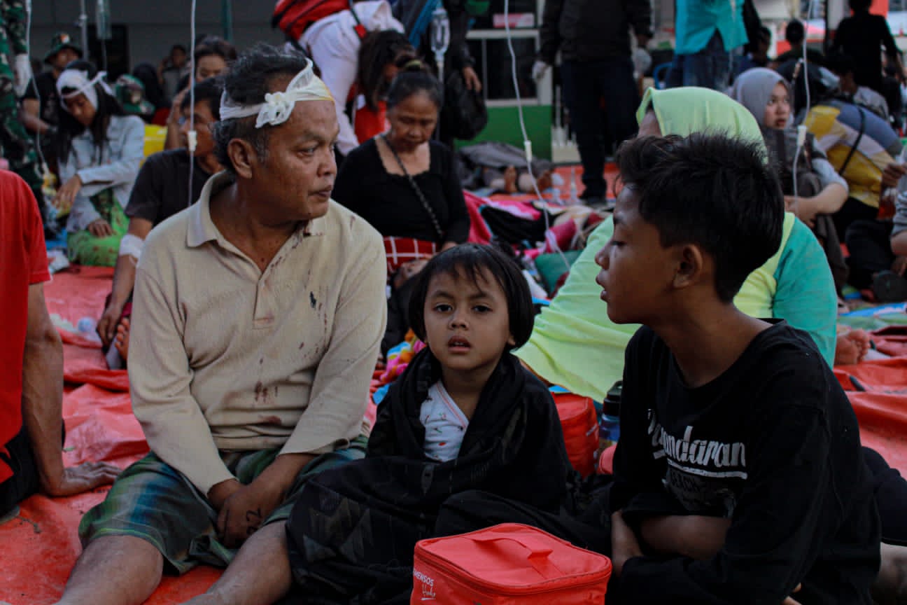 BIKIN TRAUMA: Anak-anak yang menjadi korban gempa Cianjur masih dihantui ketakukan dengan adanya gempa susulan. (KHOLID/JABAR EKSPRES)