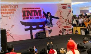 HIBUR PENONTON: Salah seorang Cosplayer Yuka, saat tampil dalam Festival Budaya Jepang di Transmart Buah Batu, Kabupaten Bandung,  Minggu 20 November 2022.