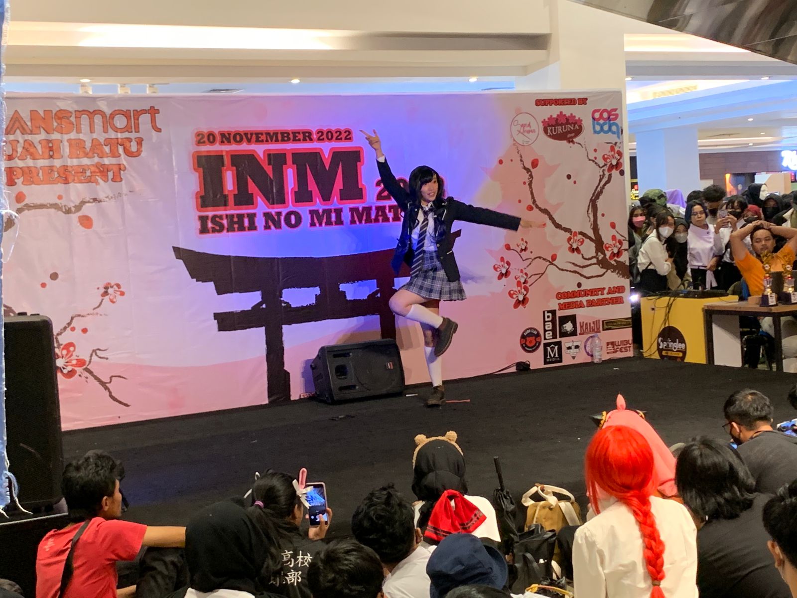 HIBUR PENONTON: Salah seorang Cosplayer Yuka, saat tampil dalam Festival Budaya Jepang di Transmart Buah Batu, Kabupaten Bandung,  Minggu 20 November 2022.