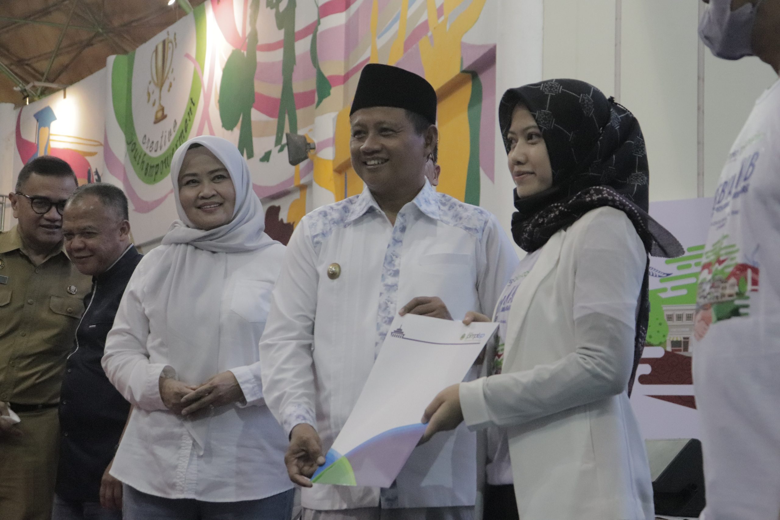MUDAH DAN MURAH: Wakil Gubernur Jawa Barat didampingi Kepala PMPTSP Jabar Noneng Komara Nengsih memberikan 1.000 NIB secara langsung kepada pelaku usaha yang hadir.
