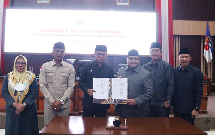 SUSUN PROGRAM: Wali Kota Bogor Bima Arya dan Sekda Kota Bogor Syarifah Sofiah (pojok kanan) bersama para pimpinan DPRD Kota Bogor. (YUDHA PRANANDA/JABAR EKSPRES)